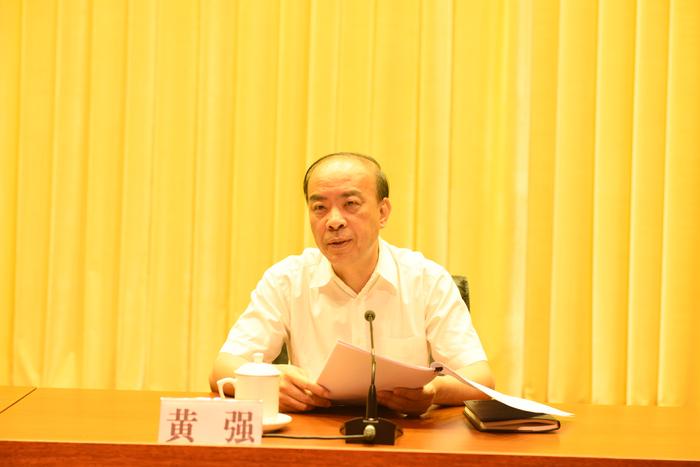 市委常委,常务副市长黄强向全市老干部通报厦门市今年以来经济社会