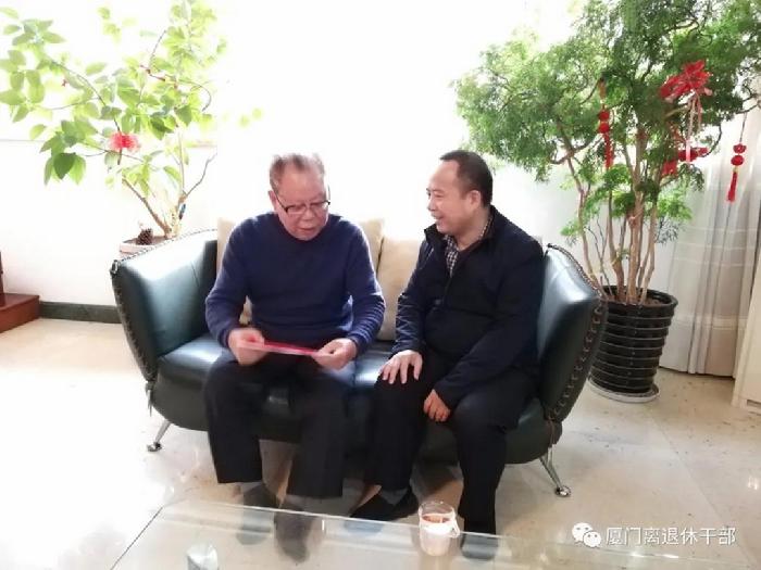 黄珠龙局长登门拜访老干部送上节日祝福